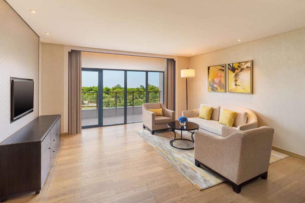 TV a/nebo společenská místnost v ubytování Radisson Blu Hotel Wuhan ETD Zone