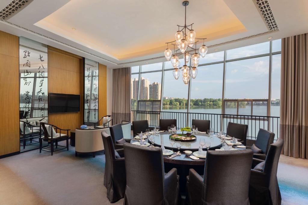 TV a/nebo společenská místnost v ubytování Radisson Blu Hotel Wuhan ETD Zone