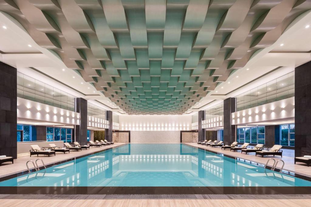 Bazén v ubytování Radisson Blu Hotel Wuhan ETD Zone nebo v jeho okolí