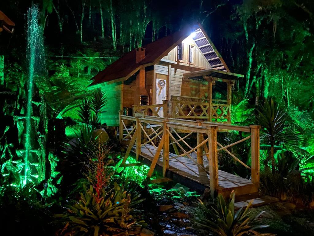 un modelo de casa del árbol con luces verdes en Pousada Anjos da Serra, en Urubici