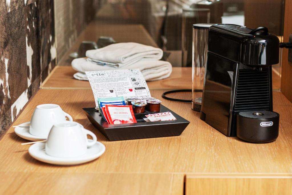 Příslušenství pro přípravu čaje a kávy v ubytování Tailormade Hotel SIHLPARK Schindellegi