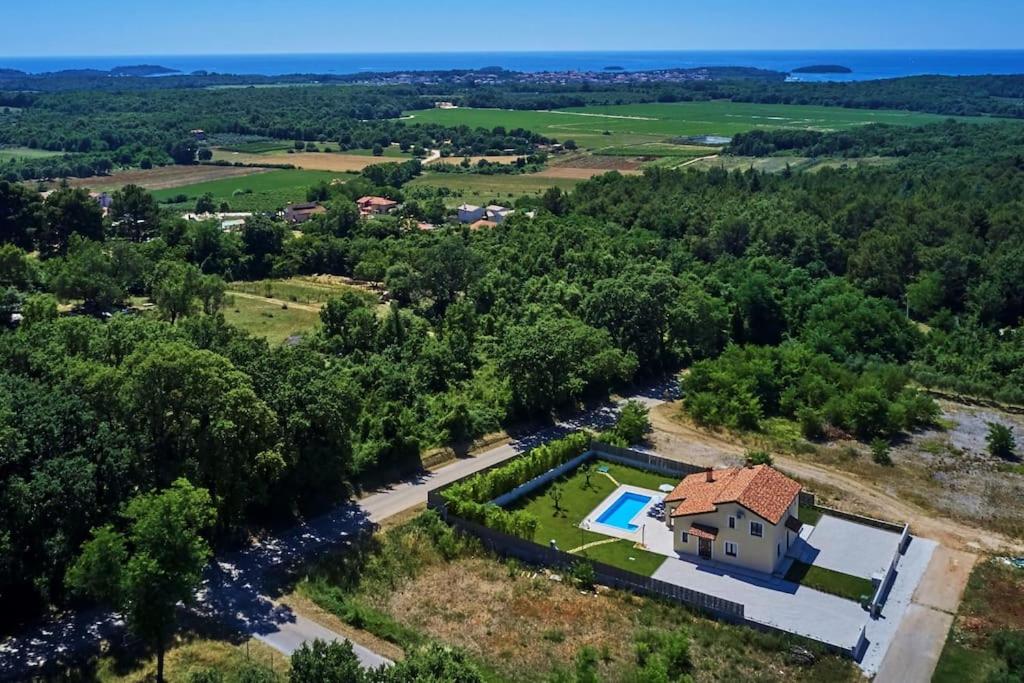 una vista aérea de una casa con piscina en VILLA GIOVANNA POREC, en Poreč