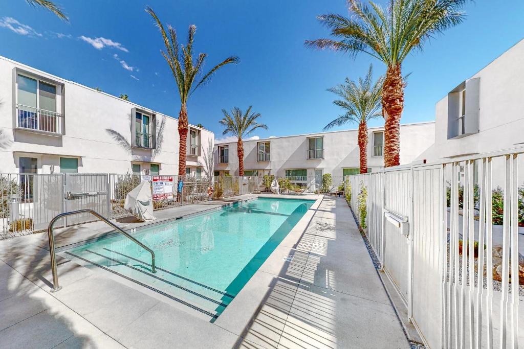 basen z palmami i budynek w obiekcie Upscale Uptown Permit# 5251 w mieście Palm Springs