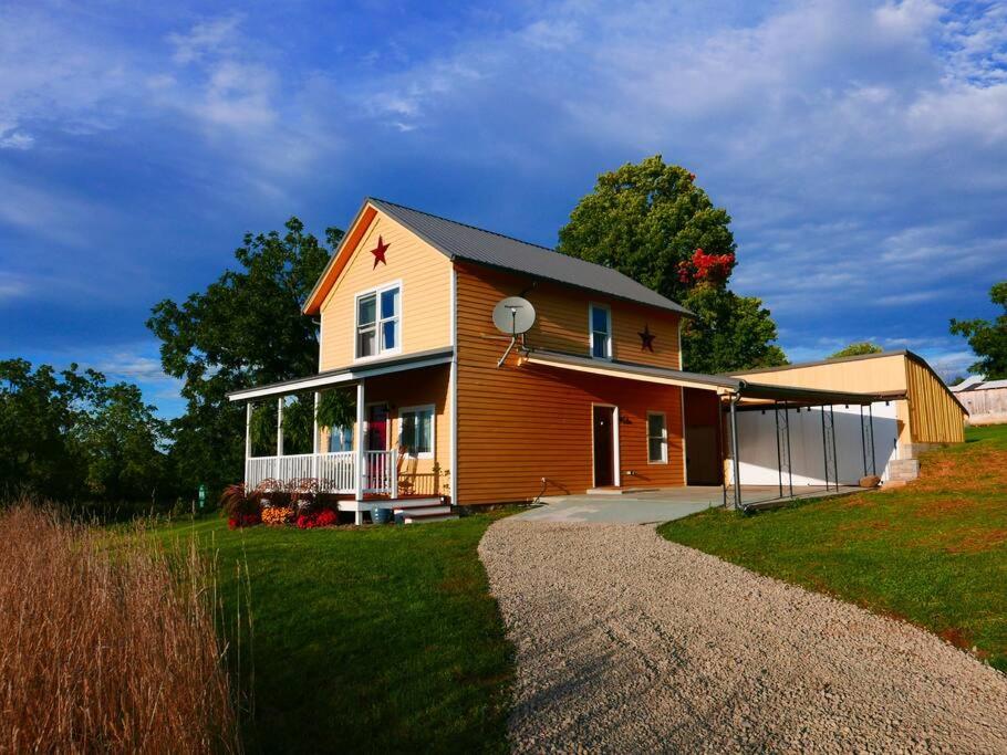Vineyard Farmhouse with Hot Tub & Lake Views - Casa De Tres Dormitorios
