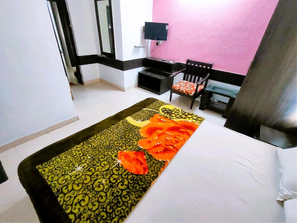 Postel nebo postele na pokoji v ubytování STAYMAKER Chakra Nayan Tara Sonu Inn