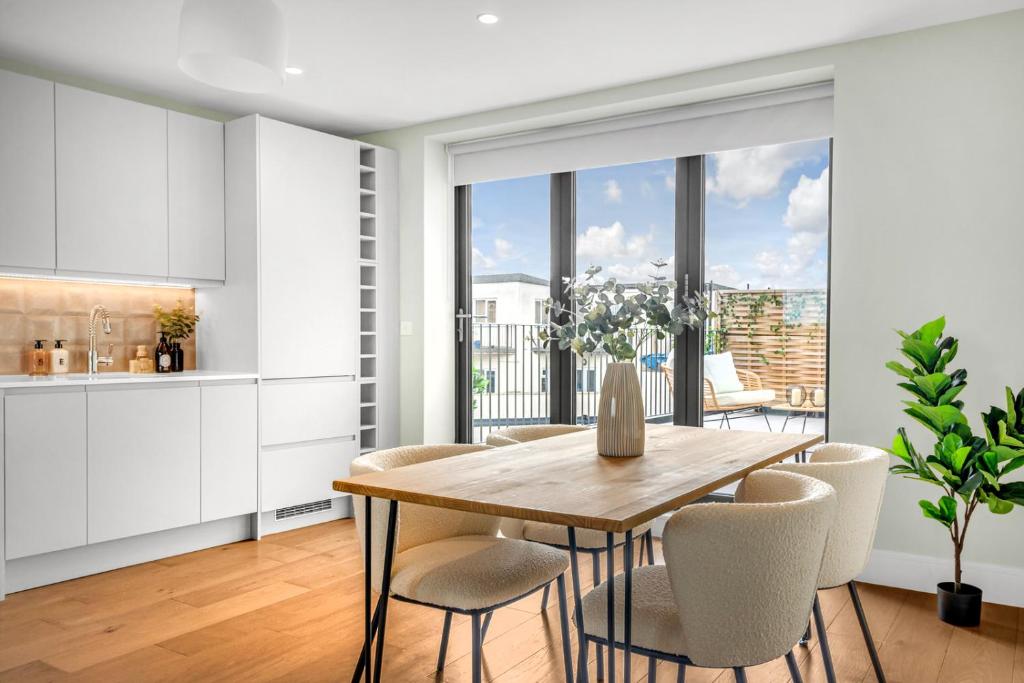 a kitchen and dining room with a table and chairs at Be London - The London Residences in London