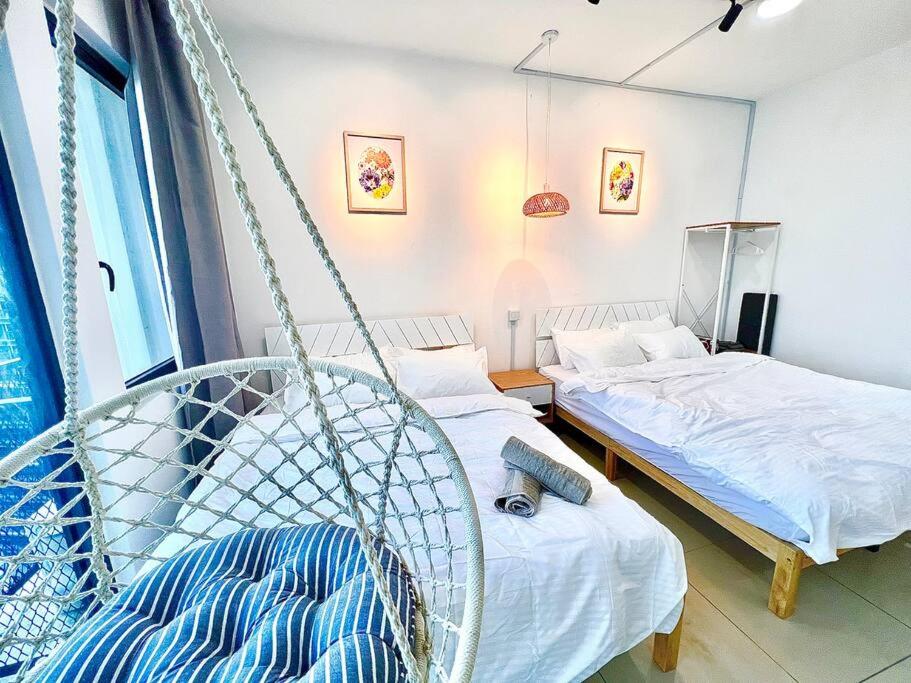 Zimmer mit 2 Betten und einer Schaukel in der Unterkunft F 1-5 Pax 3bed Cozy Home Studio Trefoil Setia Alam WIFI & TV in Shah Alam