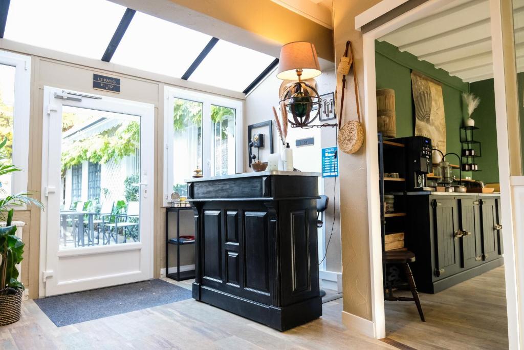 Кухня или мини-кухня в Hôtel Le Patio - Deauville
