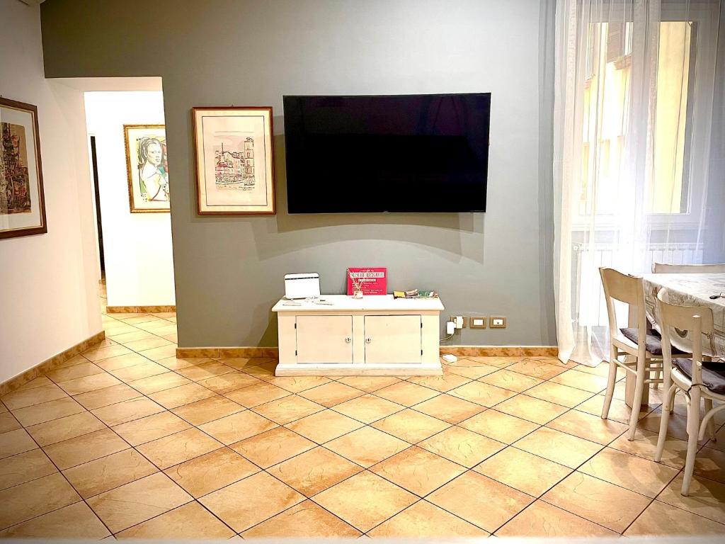 ein Wohnzimmer mit einem Flachbild-TV an der Wand in der Unterkunft All Suite Colosseo in Rom