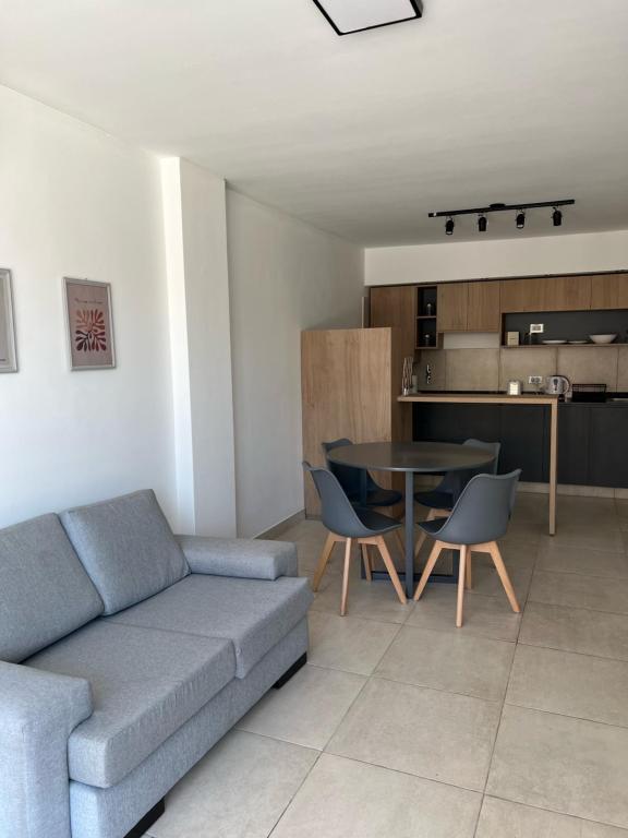 sala de estar con sofá y mesa en Departamento de 1 dormitorio - Zona parque independencia en Rosario