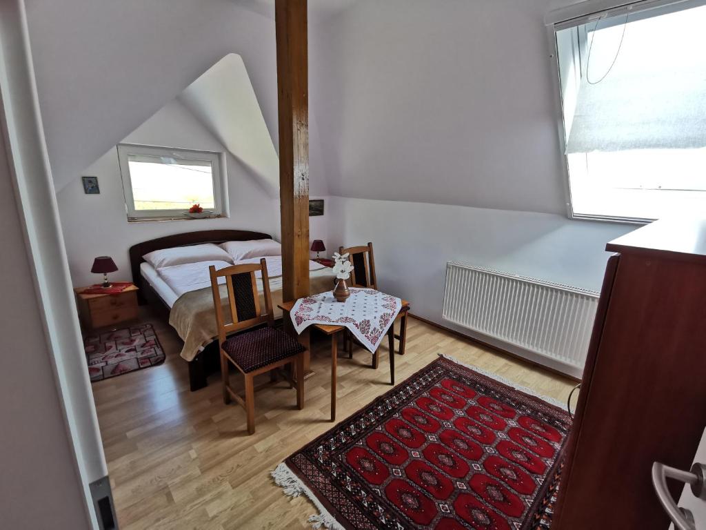 Łóżko lub łóżka w pokoju w obiekcie Landhaus Forrás