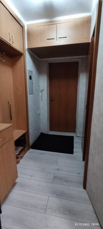 una habitación vacía con puerta y una habitación con suelo en Бухар жырау 45 en Karagandá
