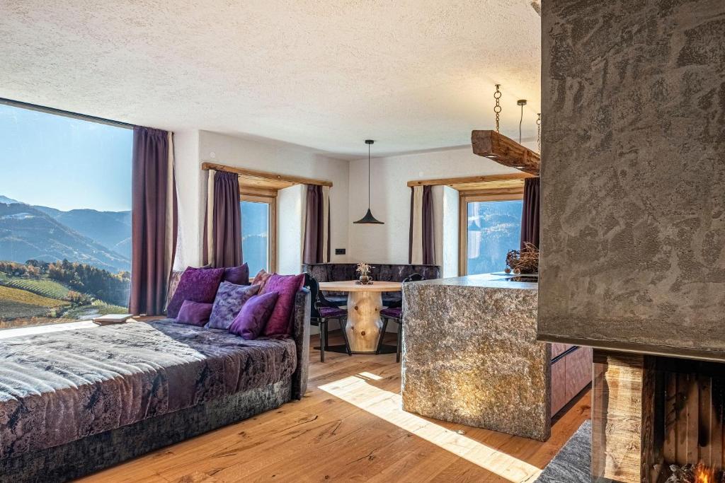 1 dormitorio con cama y mesa con vistas en Spornberg Mountain Living Ostberg, en Soprabolzano