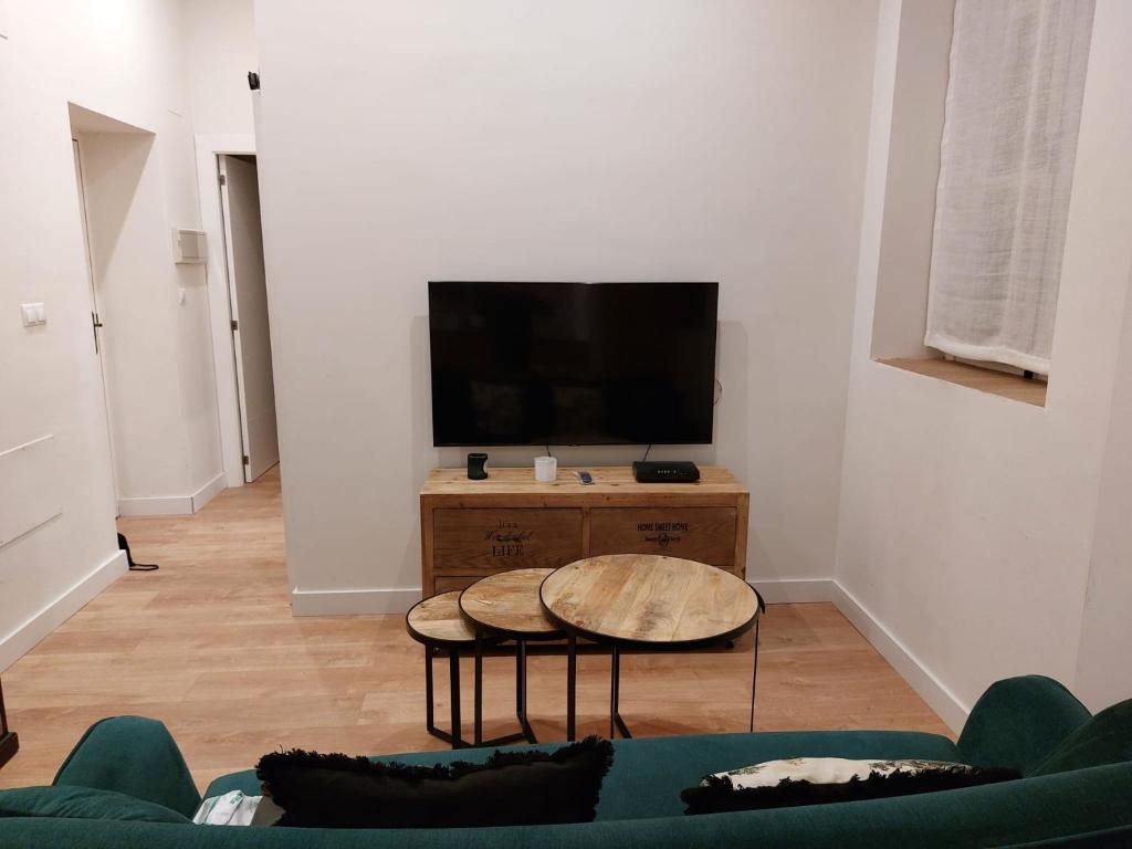 Televízia a/alebo spoločenská miestnosť v ubytovaní Hidden Gem Pasquin Suites in Mercado Central