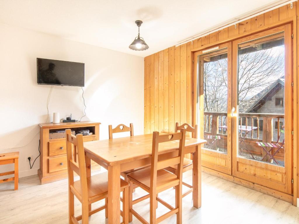 a dining room with a wooden table and chairs at Les Grizzlis - 22 - Appart montagne PMR - 4 pers in Saint-Sorlin-dʼArves