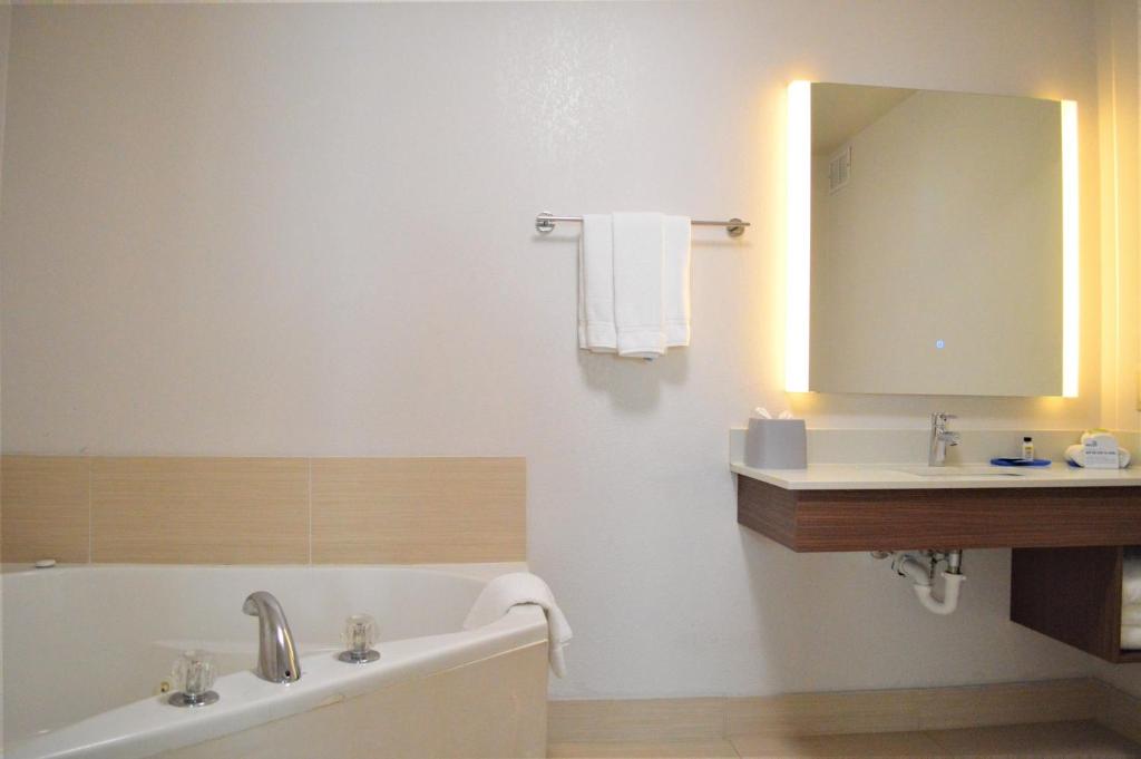 Holiday Inn Express & Suites Batesville by IHG photo