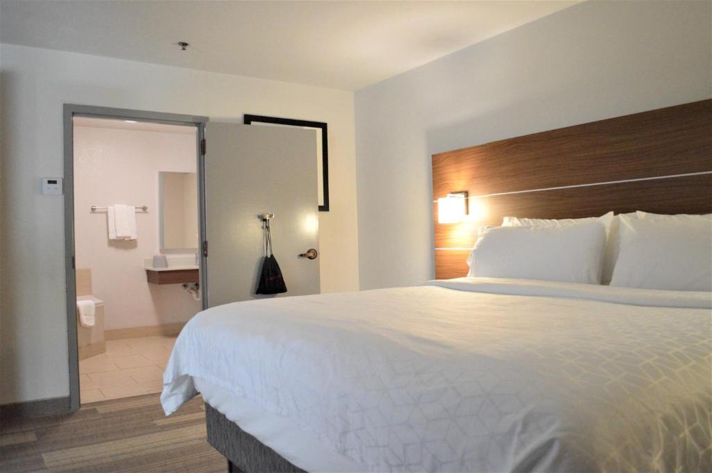 Holiday Inn Express & Suites Batesville by IHG photo