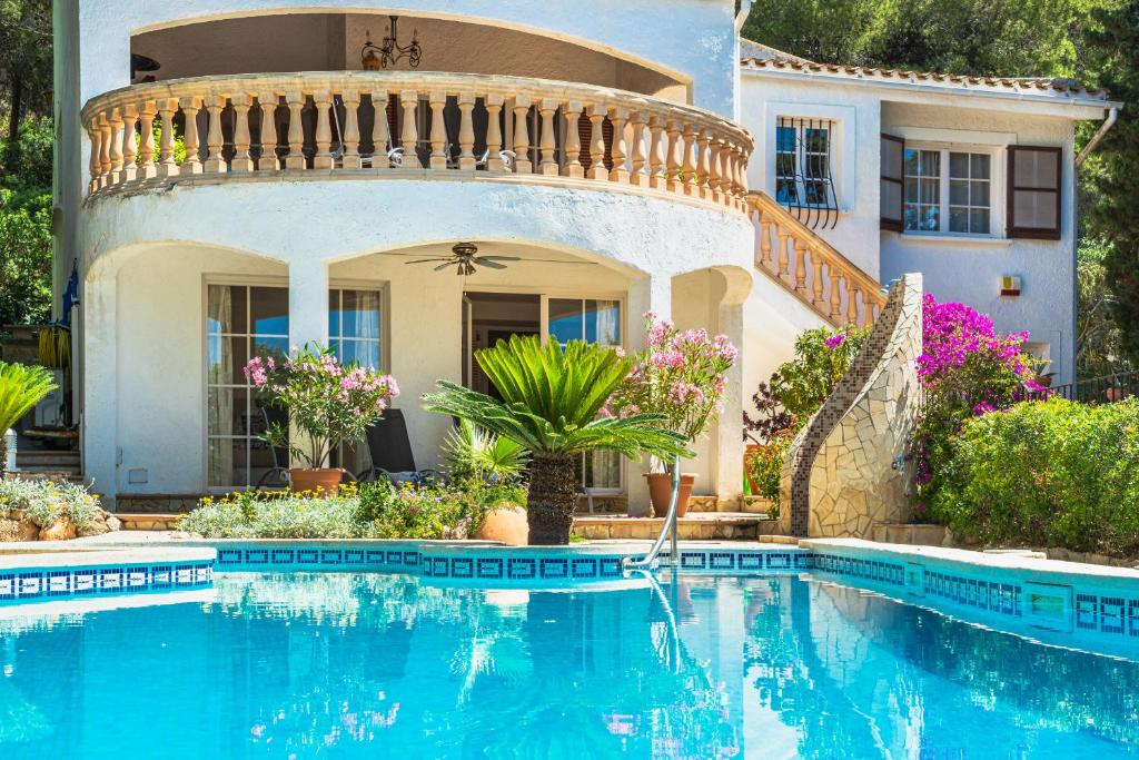 a house with a swimming pool in front of a house at 3010 - Schönes mediterranes Ferienhaus in Costa de la Calma in Costa de la Calma