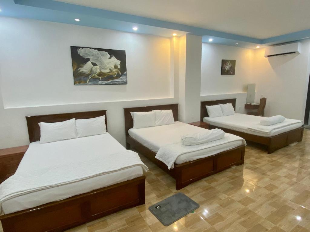 Giường trong phòng chung tại Khách sạn Anh Tuấn