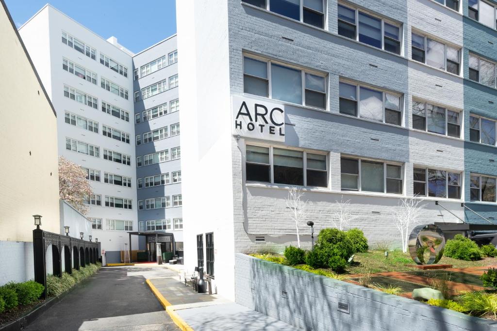 um edifício de apartamentos com a placa do hotel artístico em ARC HOTEL Washington DC, Georgetown em Washington