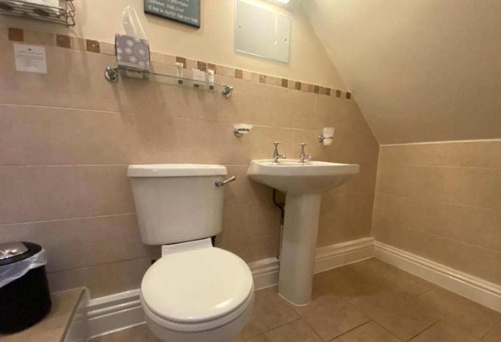uma casa de banho com um WC e um lavatório em The Wayfarer, Robin Hoods Bay em Whitby