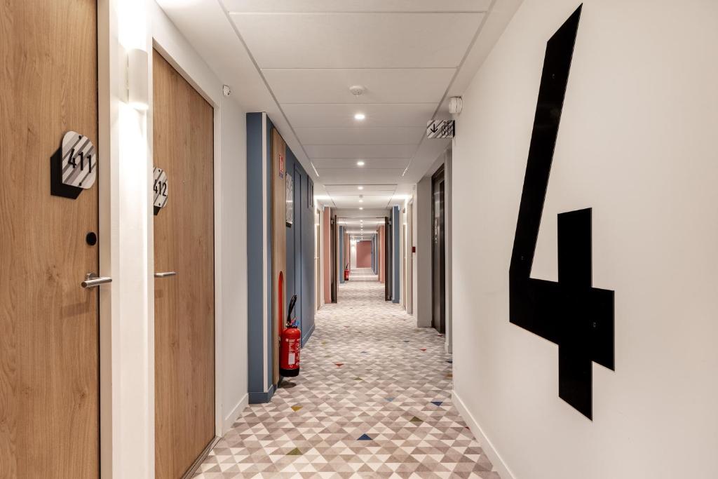 TV a/nebo společenská místnost v ubytování B&B HOTEL Lille Lillenium Eurasanté