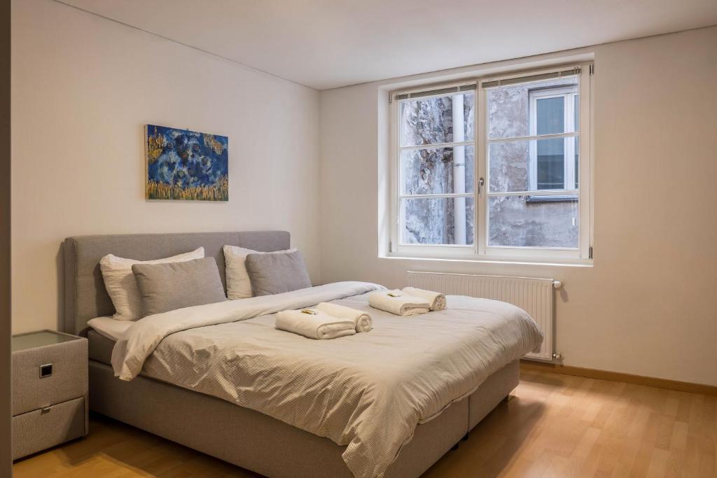 - une chambre avec un lit et 2 serviettes dans l'établissement Lauben House, à Bolzano