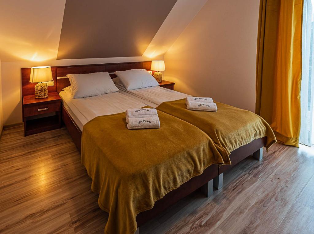 1 dormitorio con 1 cama con 2 toallas en willapieninska en Kluszkowce