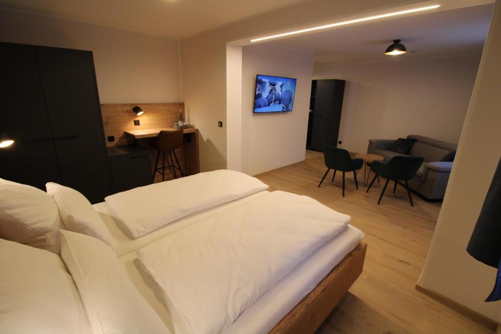 Postel nebo postele na pokoji v ubytování DER Hirsch Hotel