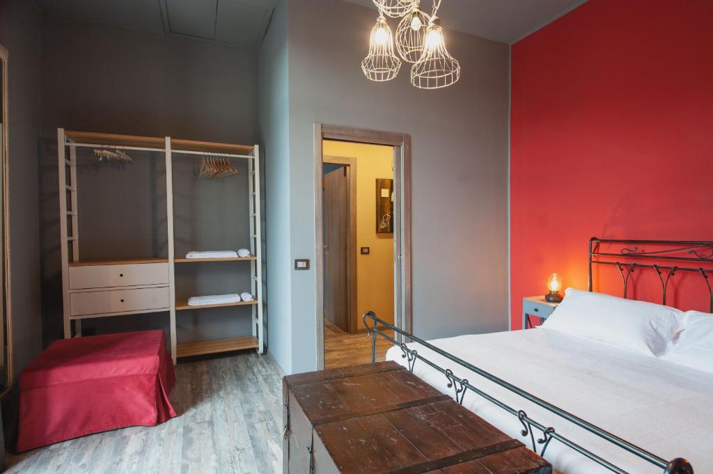 Łóżko lub łóżka w pokoju w obiekcie Ursino apartment with balcony by Wonderful Italy
