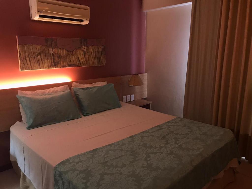 sypialnia z dużym łóżkiem z 2 poduszkami w obiekcie Kariri Beach - Suíte Standard w mieście Cumbuco