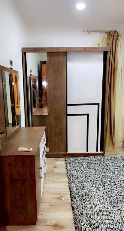 Postel nebo postele na pokoji v ubytování Trio villa with falls in compound فلا بحديقة كبيره وشلالات صناعية