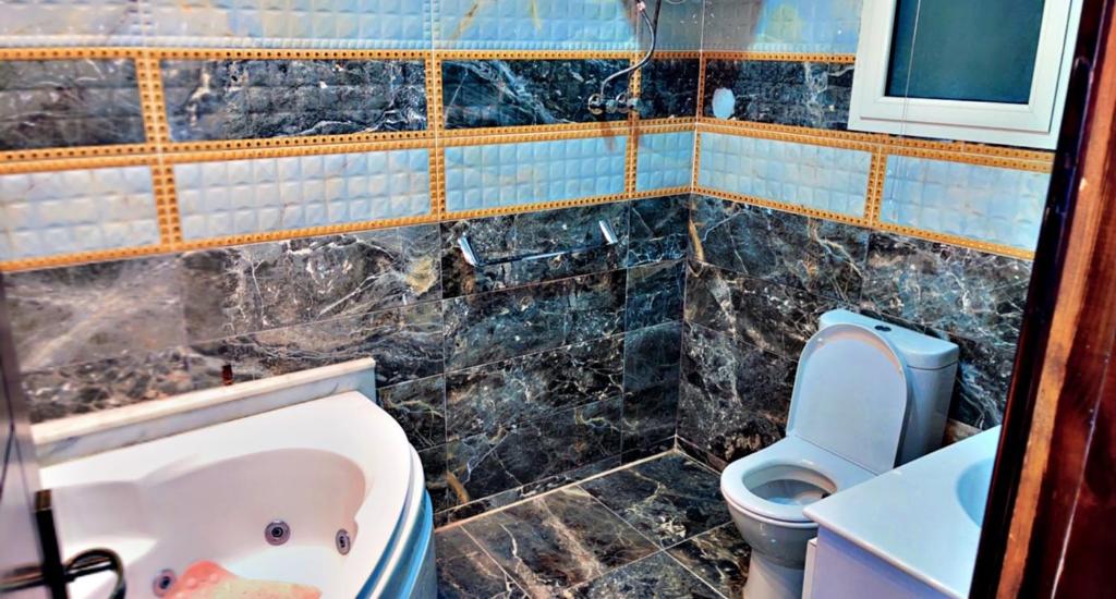 Koupelna v ubytování Trio villa with falls in compound فلا بحديقة كبيره وشلالات صناعية