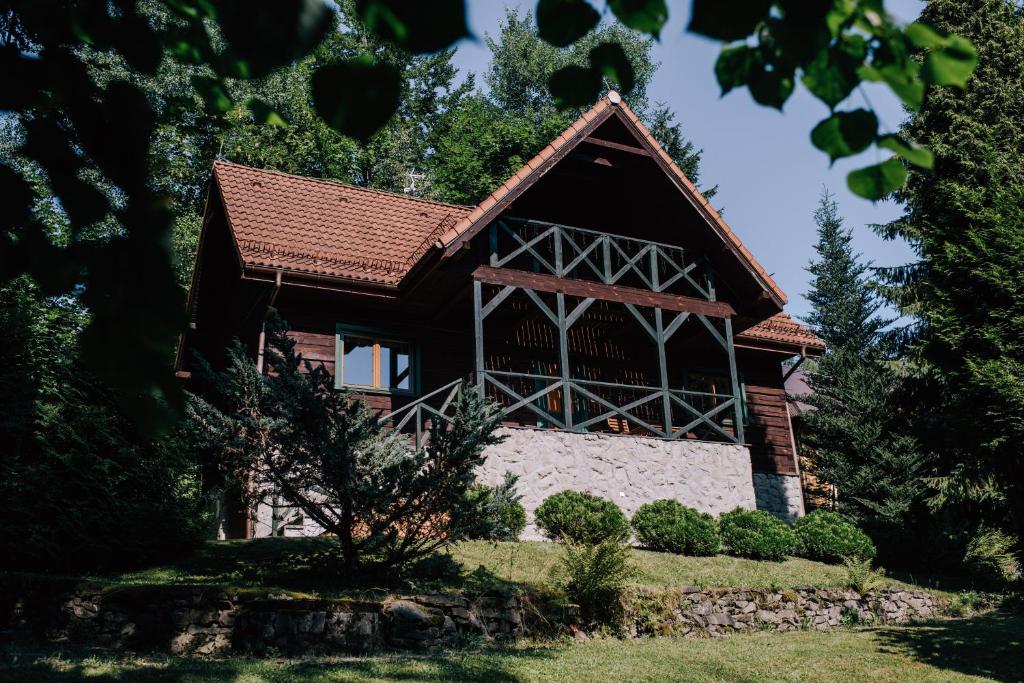 ein Haus mit einem großen Fenster an der Seite in der Unterkunft Brenna Leśnica in Brenna