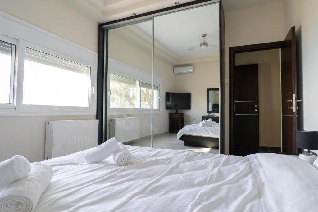 Postel nebo postele na pokoji v ubytování Villa Alpha Sea View