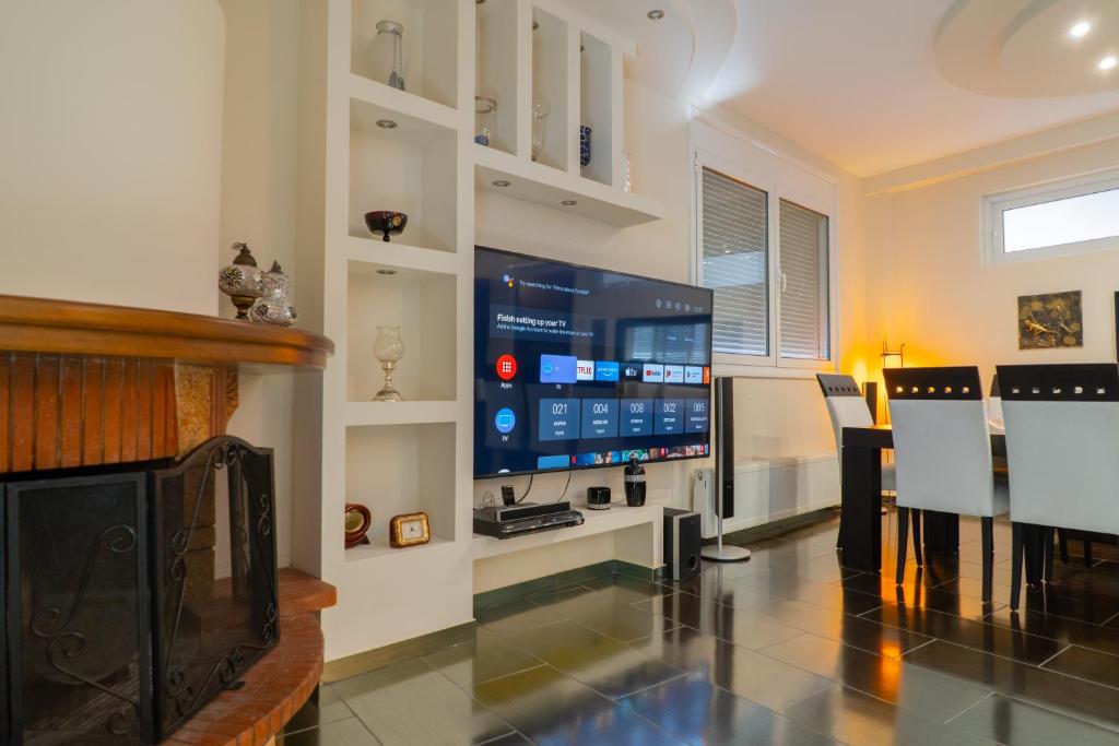TV a/nebo společenská místnost v ubytování Villa Alpha Sea View