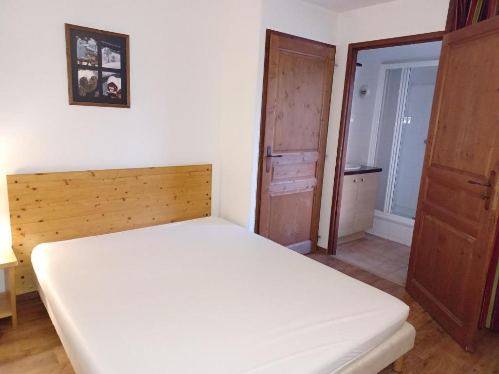 - une chambre avec un grand lit blanc et un placard dans l'établissement Appartement à Brides-les-Bains, 3 pièces, 8 pers, 56 m², balcon, parking, Wi-Fi inclus - FR-1-512-251, à Brides-les-Bains