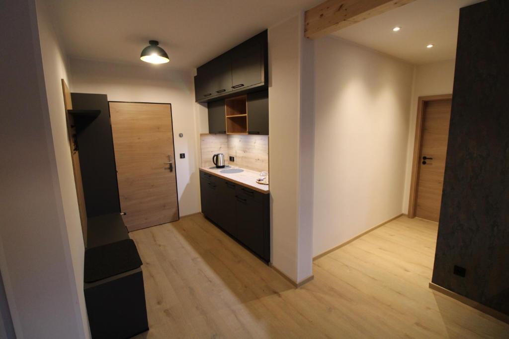 Kuchyň nebo kuchyňský kout v ubytování DER Hirsch Hotel