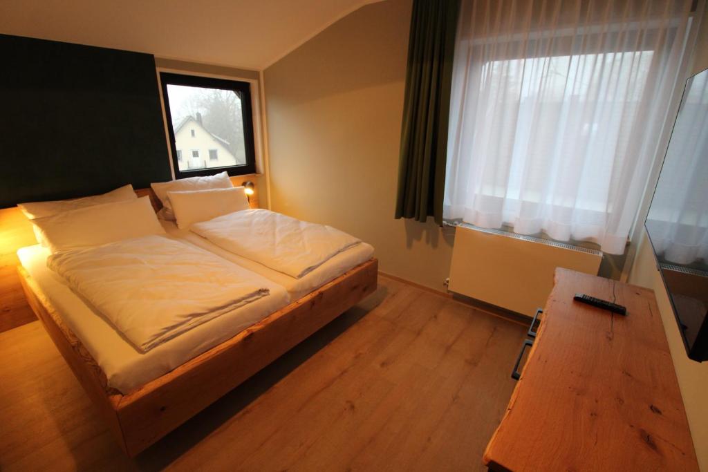 Postel nebo postele na pokoji v ubytování DER Hirsch Hotel