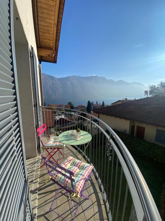 un balcón con 2 sillas y una mesa. en Bellagio lake flat, en Bellagio