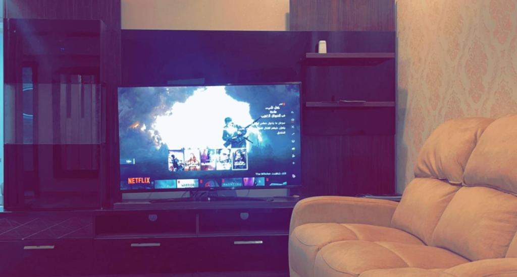 TV a/nebo společenská místnost v ubytování Trio villa with falls in compound فلا بحديقة كبيره وشلالات صناعية