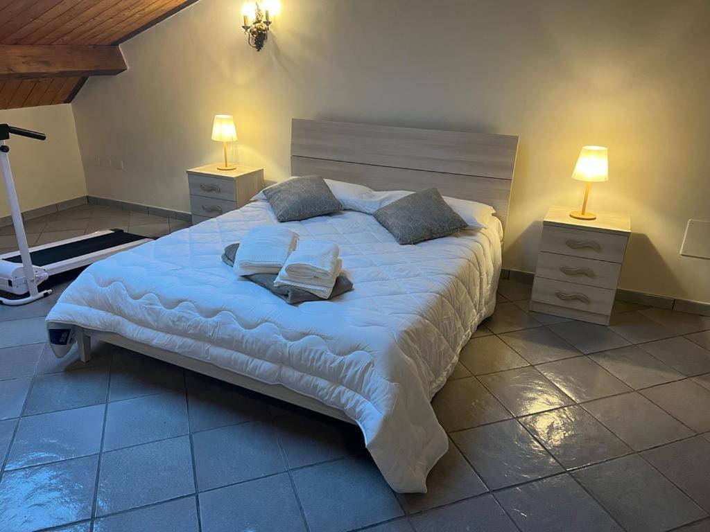 Łóżko lub łóżka w pokoju w obiekcie IL PALAZZO - Luxury Home & Event