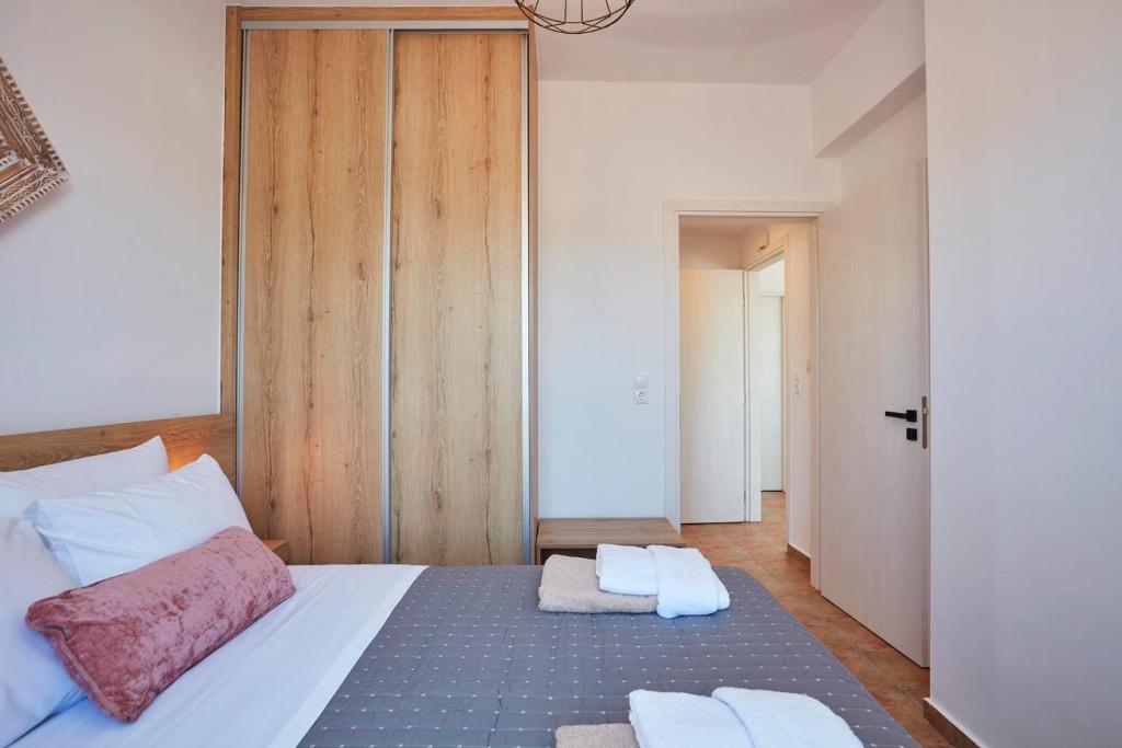 A bed or beds in a room at Villa Amaranthus- Private Pool- Jacuzzi- mini Golf