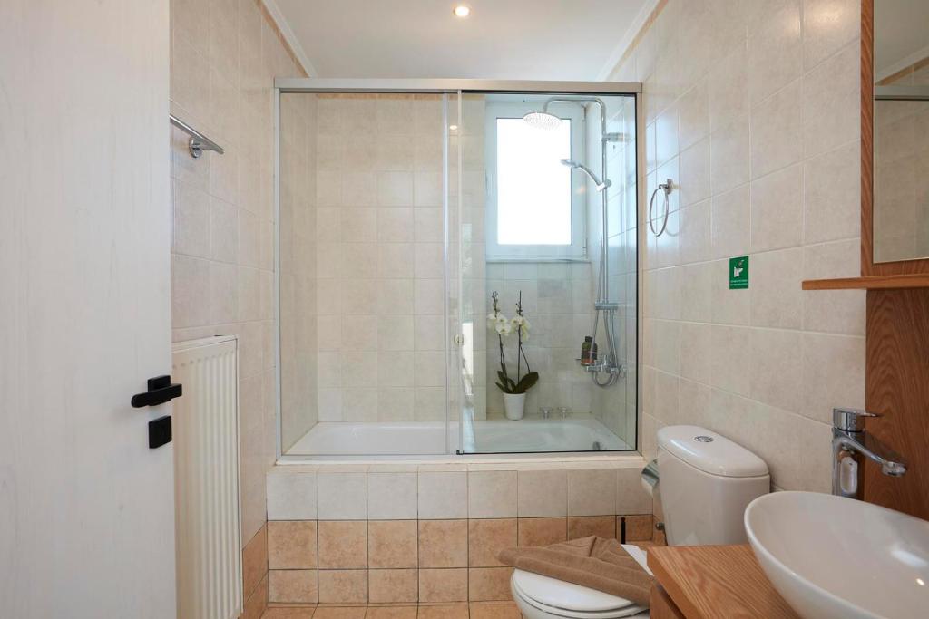 A bathroom at Villa Amaranthus- Private Pool- Jacuzzi- mini Golf
