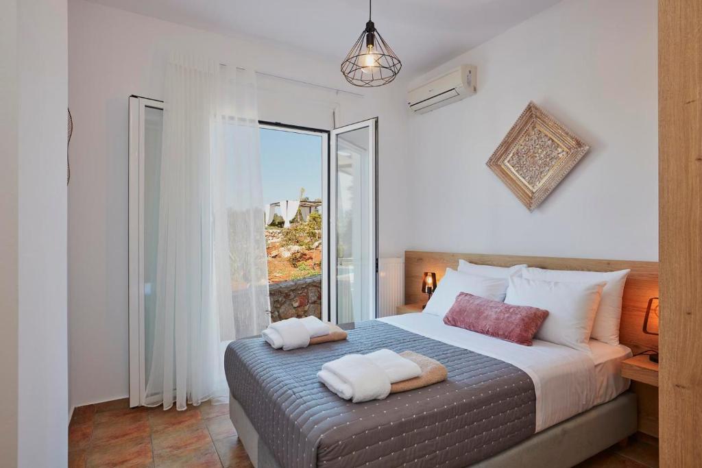 A bed or beds in a room at Villa Amaranthus- Private Pool- Jacuzzi- mini Golf