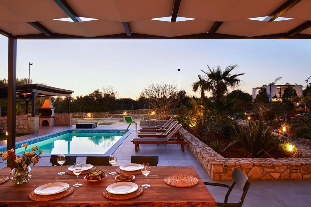 The swimming pool at or close to Villa Amaranthus- Private Pool- Jacuzzi- mini Golf