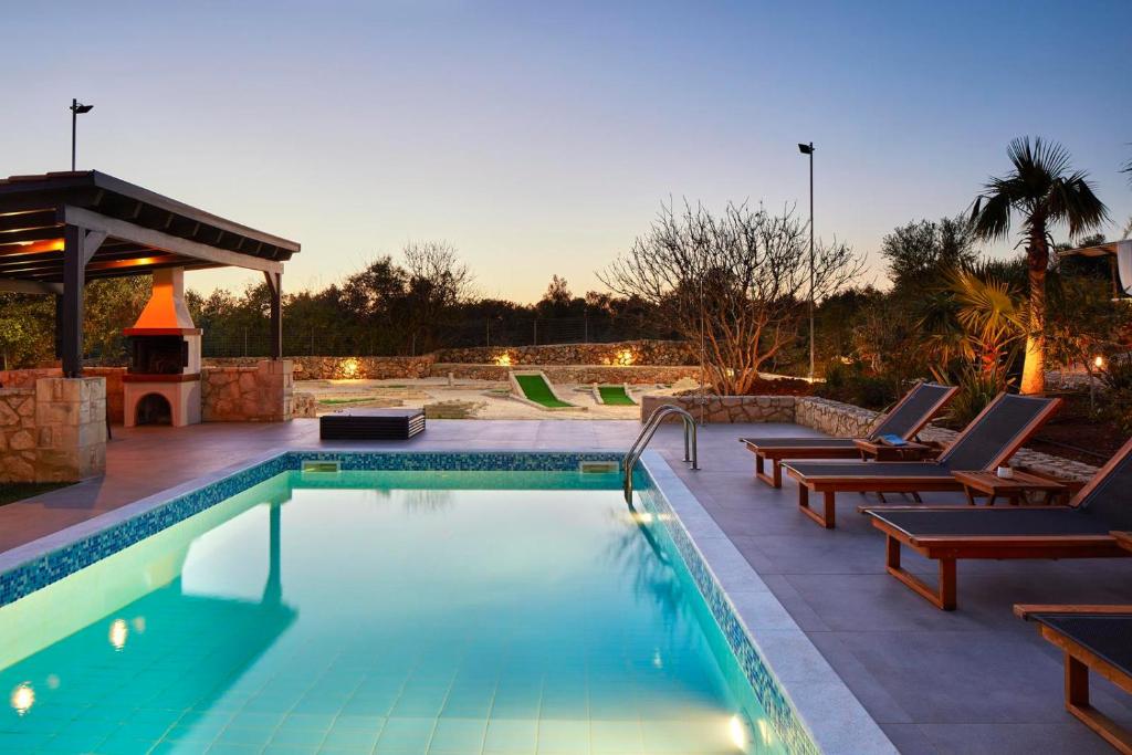 The swimming pool at or close to Villa Amaranthus- Private Pool- Jacuzzi- mini Golf