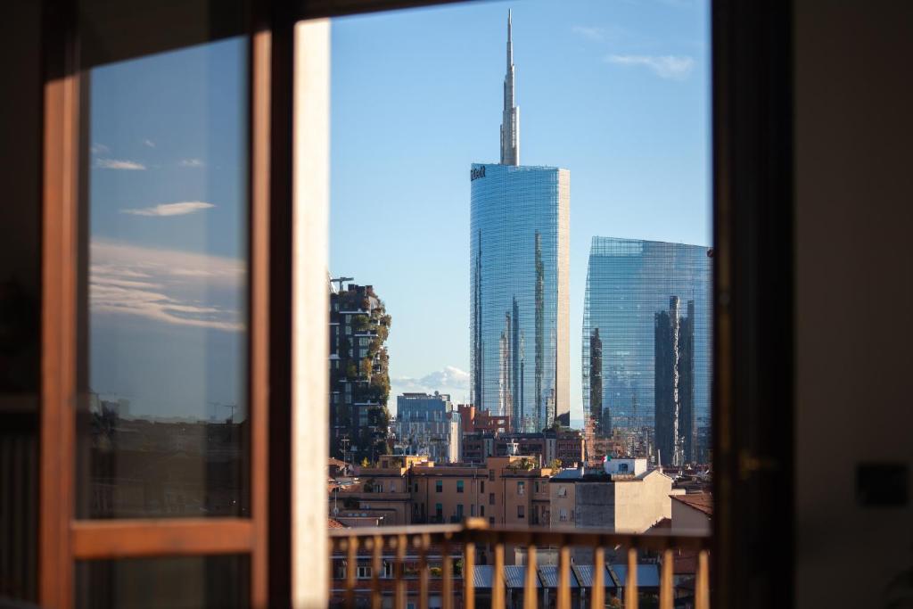una ventana con vistas al perfil urbano en Stelvio Rooftop - Penthouse skyline with terrace and jacuzzi, en Milán