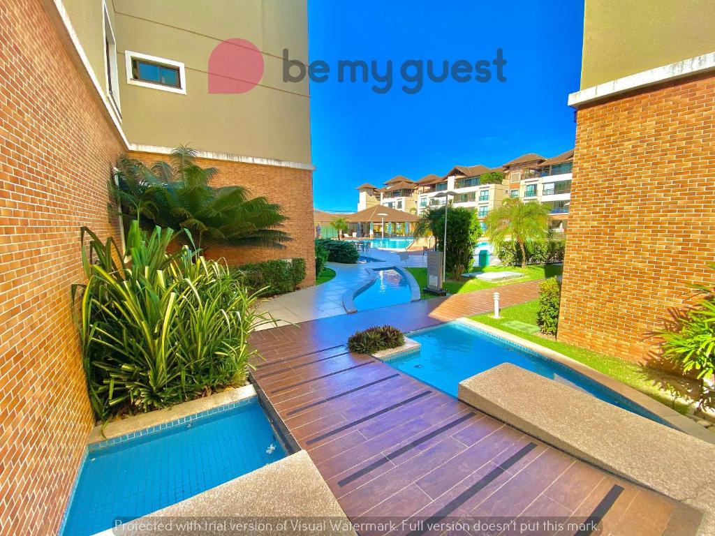 Villa con piscina frente a un edificio en Condomínio Mediterranee Residence por Be My Guest, en Aquiraz