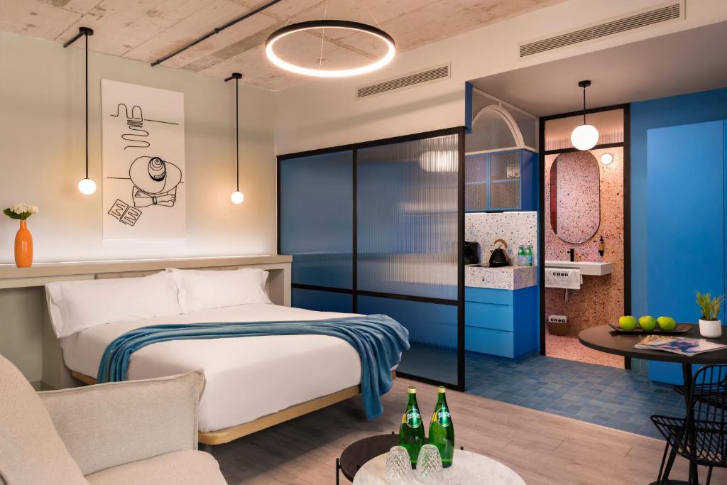a bedroom with a bed and a living room at Coeo Apart-Hotel Parras in Málaga